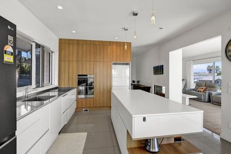 Photo of property in 16 Links Drive, Waiwhakaiho, New Plymouth, 4312