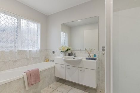 Photo of property in 2 Marlon Lane, East Tamaki, Auckland, 2016