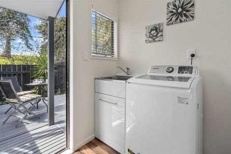 Photo of property in 2/23 Flaunty Place, West Harbour, Auckland, 0618