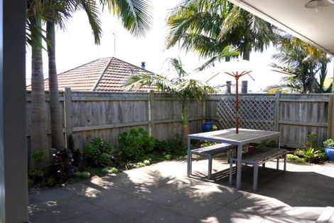 Photo of property in 4/28 William Bond Street, Stanley Point, Auckland, 0624