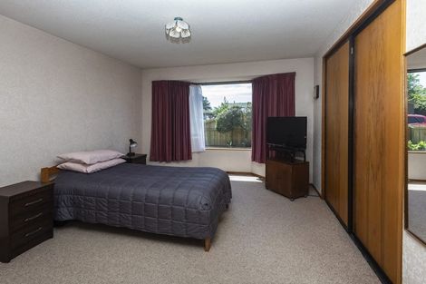 Photo of property in 8 Edron Place, Redwood, Christchurch, 8051