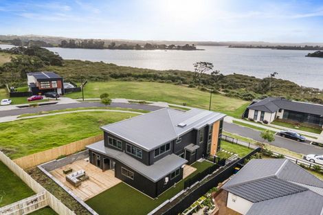 Photo of property in 32 Tahuna Minhinnick Drive, Glenbrook, Waiuku, 2681