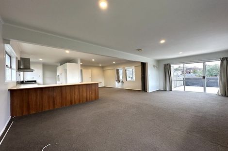 Photo of property in 19 Lydford Place, Glendene, Auckland, 0602