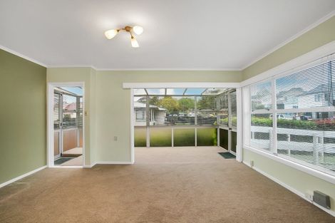 Photo of property in 1/42 Chartwell Avenue, Glenfield, Auckland, 0629
