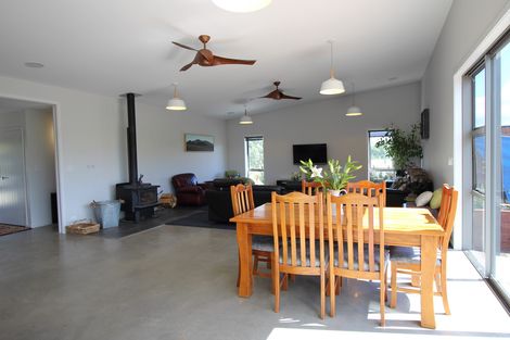 Photo of property in 24 Lewis Road, Springvale, Alexandra, 9393