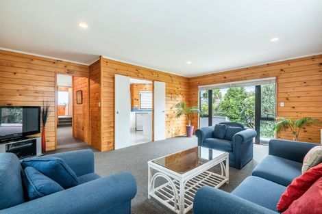 Photo of property in 2/6 Stoneleigh Court, Sunnynook, Auckland, 0632