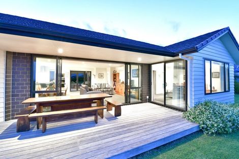 Photo of property in 32 Grovenor Drive, Orewa, 0931