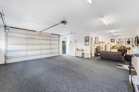 Photo of property in 33 Luplau Crescent, Cockle Bay, Auckland, 2014