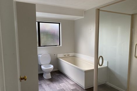 Photo of property in 2/3 Kaurilands Road, Titirangi, Auckland, 0604