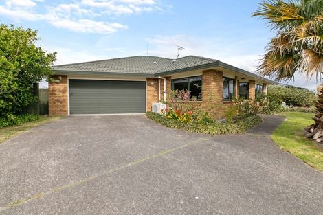 Photo of property in 32 Summerland Crescent, Papamoa Beach, Papamoa, 3118