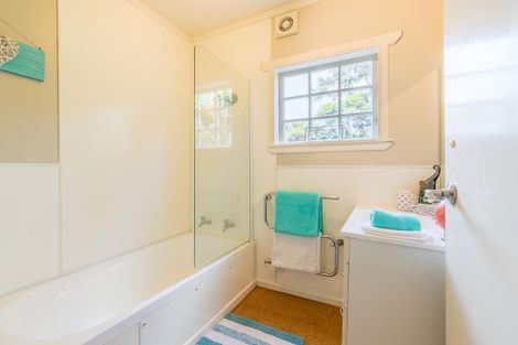 Photo of property in 33 Warner Park Avenue, Laingholm, Auckland, 0604