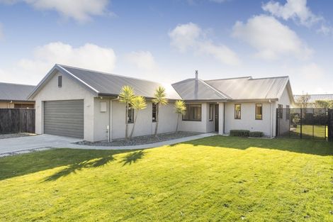 Photo of property in 17 Walnut Grove, Kelvin Grove, Palmerston North, 4414