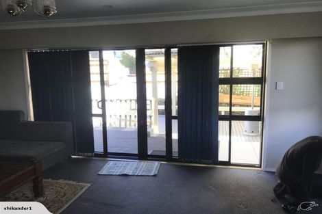 Photo of property in 16 Easton Park Parade, Glenfield, Auckland, 0629