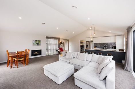 Photo of property in 4 Sardinia Grove, Fitzherbert, Palmerston North, 4410