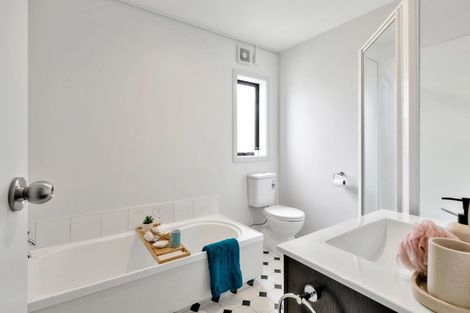 Photo of property in 84a Stewart Drive, Newlands, Wellington, 6037