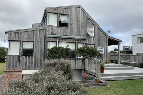 Photo of property in 132 Karewa Parade, Papamoa Beach, Papamoa, 3118