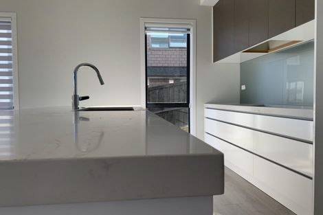 Photo of property in 5 May Potter Close, Oteha, Auckland, 0632