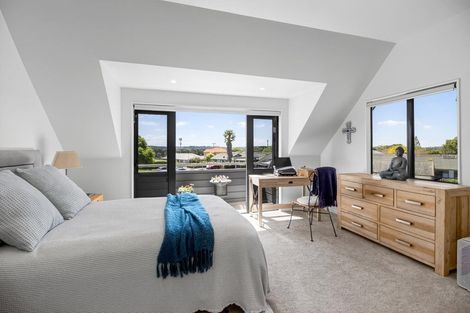 Photo of property in 28 Connemara Court, West Harbour, Auckland, 0618