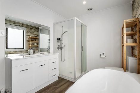 Photo of property in 5 Holiday Road, Stanmore Bay, Whangaparaoa, 0932