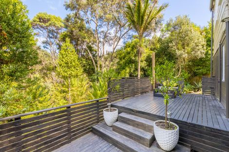 Photo of property in 33 Warner Park Avenue, Laingholm, Auckland, 0604
