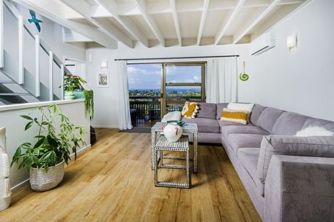 Photo of property in 2/813 East Coast Road, Northcross, Auckland, 0630