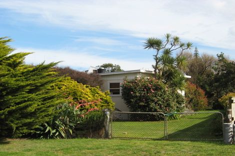 Photo of property in 658 Waikawa Beach Road, Waikawa Beach, Manakau, 5573