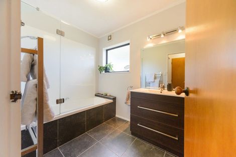Photo of property in 32 Suzanne Grove, Kelvin Grove, Palmerston North, 4414