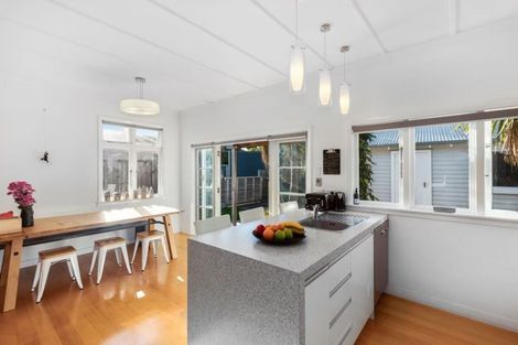 Photo of property in 39 Pukatea Street, Eastbourne, Lower Hutt, 5013