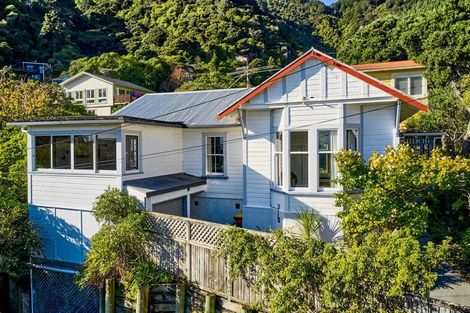 Photo of property in 25 Rona Street, Eastbourne, Lower Hutt, 5013