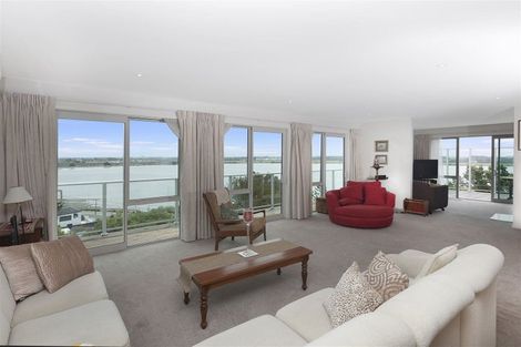 Photo of property in 19 The Brae, Mount Pleasant, Christchurch, 8081