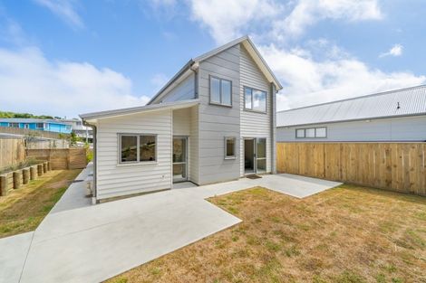 Photo of property in 8 Brindle Way, Newlands, Wellington, 6037