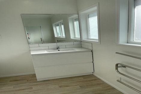 Photo of property in 56 Beechdale Crescent, Pakuranga Heights, Auckland, 2010