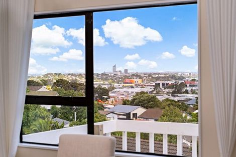 Photo of property in 2/16 Kupari Place, Totara Vale, Auckland, 0629