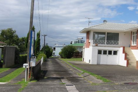 Photo of property in 1/7 Heath Avenue, Northcote, Auckland, 0627