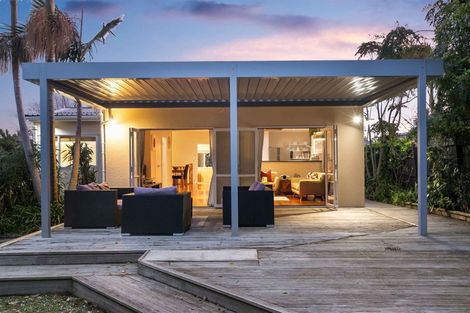 Photo of property in 16 Creamer Avenue, Belmont, Auckland, 0622