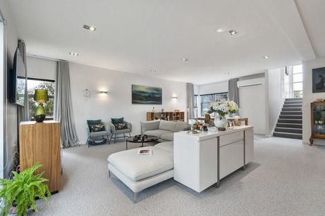 Photo of property in 42 Ruapehu Drive, Fitzherbert, Palmerston North, 4410