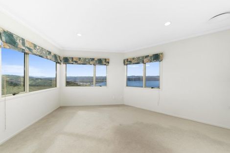 Photo of property in 9 Bennett Grove, Newlands, Wellington, 6037