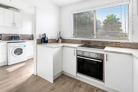 Photo of property in 11 Cottam Grove, Northcross, Auckland, 0632