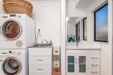 Photo of property in 3a Fraser Road, Narrow Neck, Auckland, 0624