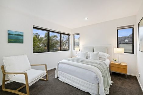 Photo of property in 136 East Coast Road, Forrest Hill, Auckland, 0620