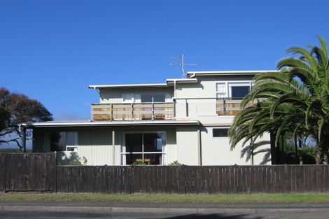 Photo of property in 17 Freyberg Crescent, Waikanae Beach, Waikanae, 5036
