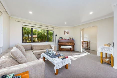 Photo of property in 6 Lough Derg Place, Pinehill, Auckland, 0632