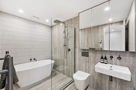 Photo of property in 21b Arahia Street, Northcote, Auckland, 0627