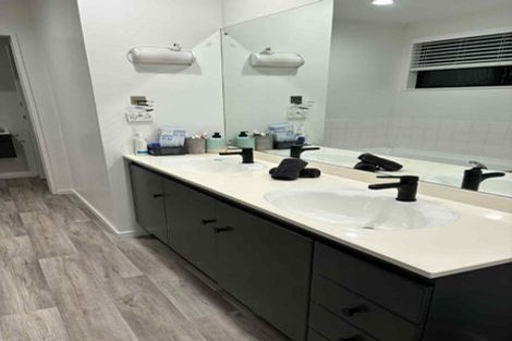 Photo of property in 2/81 Knights Road, Rothesay Bay, Auckland, 0630