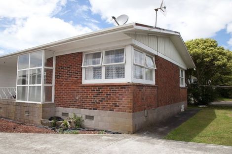 Photo of property in 2/124 Te Atatu Road, Te Atatu South, Auckland, 0610