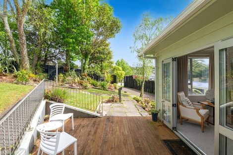 Photo of property in 1 Wanita Place, Totara Vale, Auckland, 0629