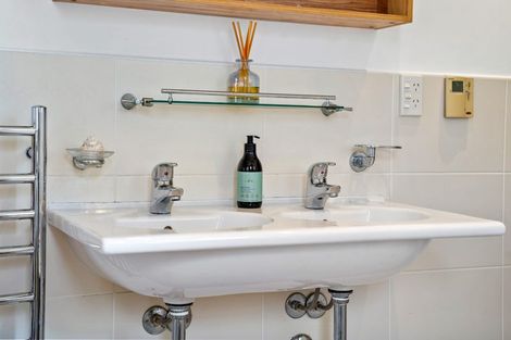 Photo of property in 2 Slater Road, South Head, Helensville, 0874