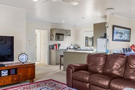 Photo of property in 11 Killygordon Place, Massey, Auckland, 0614