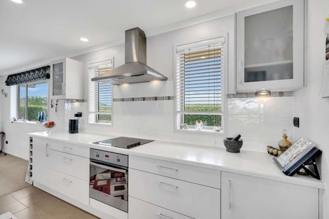 Photo of property in 12 Omana Avenue, Shelly Beach, Helensville, 0874