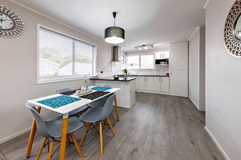 Photo of property in 11 Hinton Place, Weymouth, Auckland, 2103